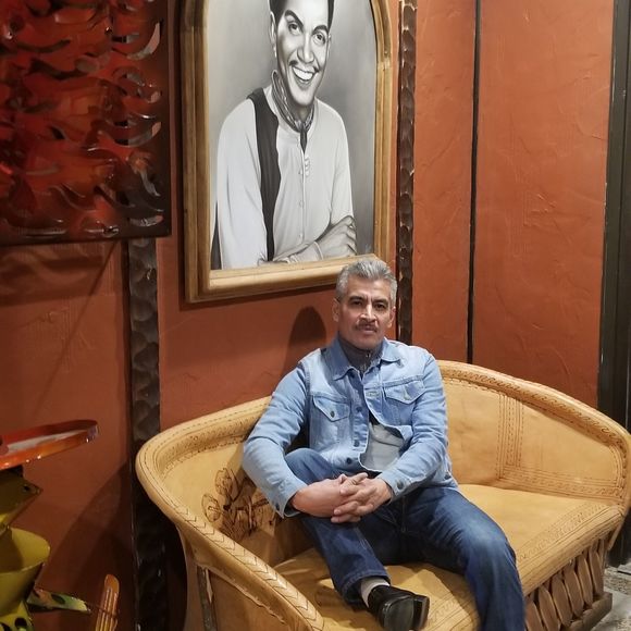 Meet your Posher, Carlos - Picture 1 of 1